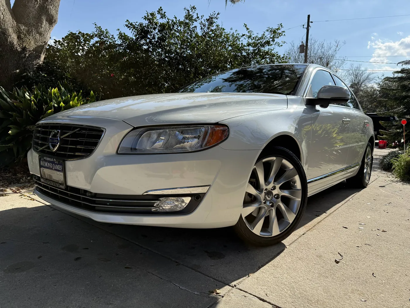 White Volvo S80 sedan shining after a wash and wax by Sud Titan Detailing in Jacksonville